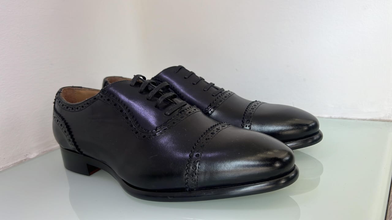 Sapatos oxford clássicos pretos luxuosos com atacadores